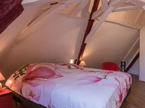 une chambre avec un lit dans un grenier dans l'établissement Three lovely g tes surrounded by nature with private swimming pool and garden, à Peyzac-le-Moustier