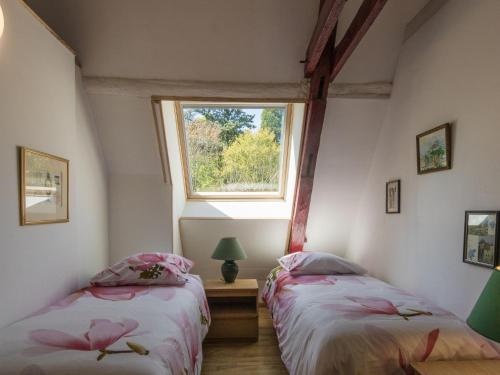 deux lits dans une chambre avec une fenêtre dans l'établissement Cozy Cottage in Aquitaine with Private Swimming Pool, à Peyzac-le-Moustier