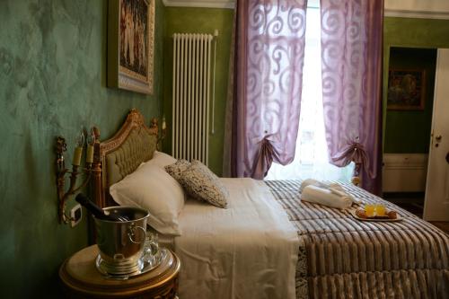 1 dormitorio con 1 cama, ventana y mesa en Le Stanze del Console, en Gravina in Puglia