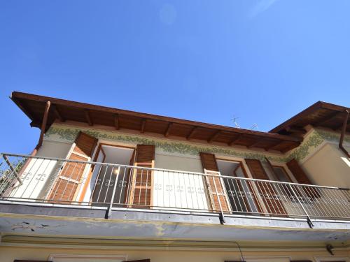 um edifício com uma varanda em cima em Belvilla by OYO Cannero Casa Iva em Cannero Riviera