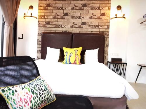 Ein Bett oder Betten in einem Zimmer der Unterkunft Live in the Happiness