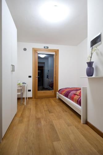 a bedroom with a bed and a desk in a room at La Casa di Linda in Mirano