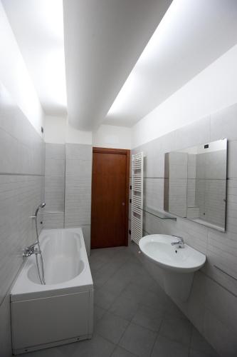 a bathroom with a tub and a sink and a bath tub at La Casa di Linda in Mirano