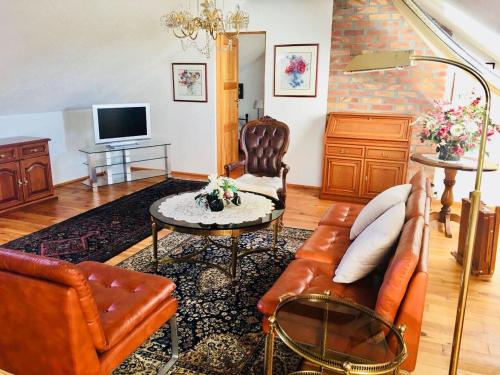 un soggiorno con un divano e una TV di Haus Masur a Mikołajki