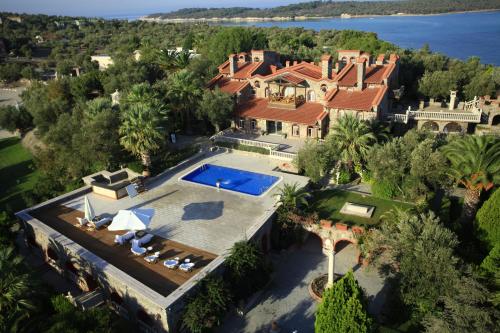 Bazén v ubytování Oliviera Private Island Hotel - Kalem Island nebo v jeho okolí