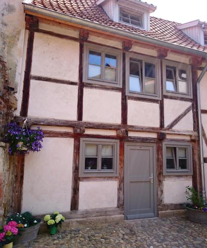 an old house with a door and windows at Hotel garni Tilia in Quedlinburg