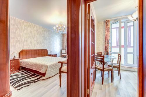 
A bed or beds in a room at Apartment on Pulkovskoe shosse 40 k2

