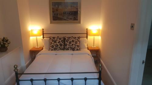 a bedroom with a bed with two lamps on both sides at Apartment at 5 Victoria Parade in Ramsgate