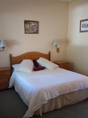 Postel nebo postele na pokoji v ubytování Drakensberg White Mountain