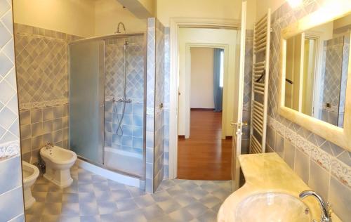 阿斯科利皮切諾的住宿－Parco dei Gelsomini，带淋浴和卫生间的浴室