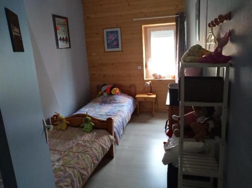 une chambre avec deux lits et un lit superposé dans l'établissement Rue Carnot, à Berck-sur-Mer