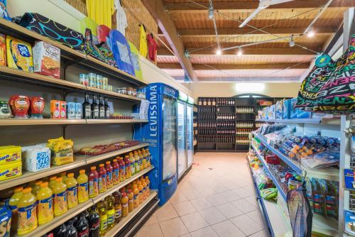 Supermarket nebo jiné obchody v  kempu nebo okolí