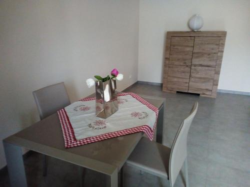 un tavolo con una tovaglia e fiori di B&B del Capo a Santa Ninfa