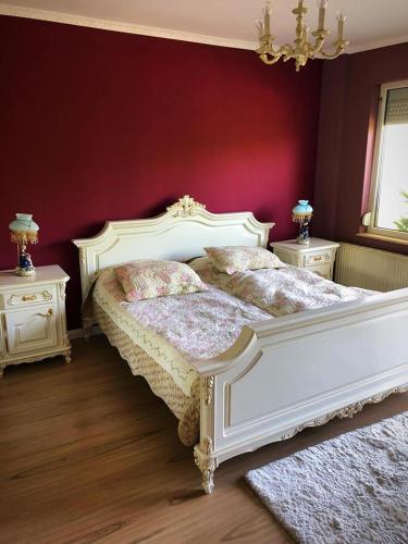 クルジュ・ナポカにあるChios Lake Apartamentのベッドルーム1室(白いベッド1台、ナイトスタンド2台付)