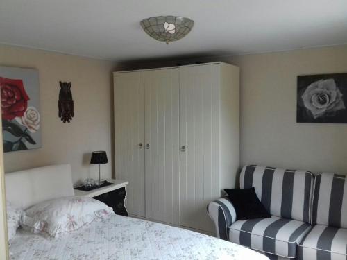 a bedroom with a bed and a couch at Ferienhhaus-Mobilheim freies WLAN in Sirjansland