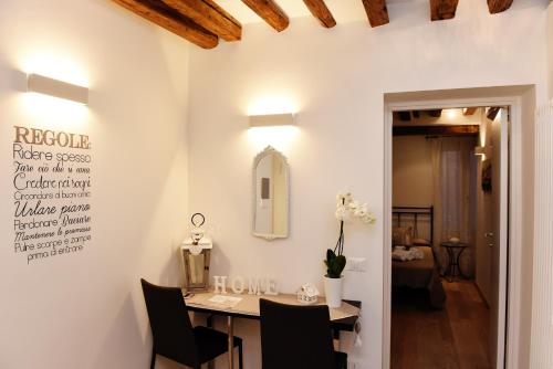 a dining room with a table and chairs at homesweethome venice in Venice