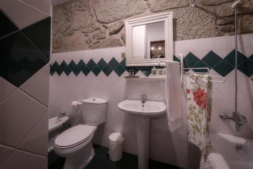 ポンテ・デ・リマにあるCasa das Torres da Fachaのバスルーム(白いトイレ、シンク付)