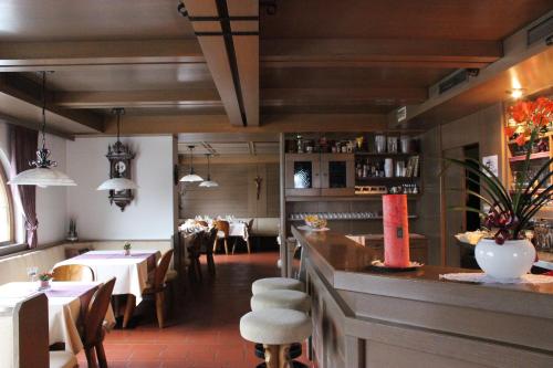 un restaurante con mesas y sillas y un bar en Villa Luise en Ortisei