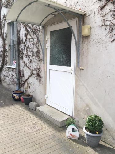 a white door on the side of a building at Ferienwohnung Lilly in Wittenberge
