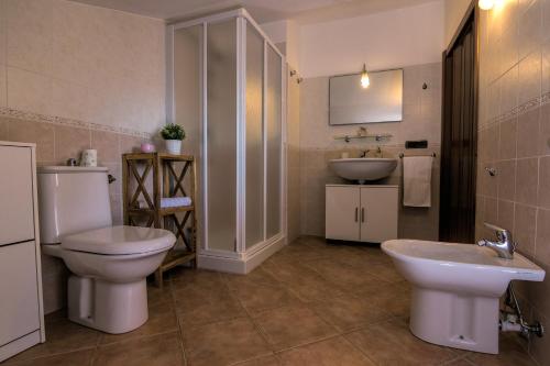 y baño con aseo y lavamanos. en Casa Madì, en Porto Torres