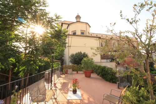balkon ze stołem i krzesłami oraz budynek w obiekcie Studios Garden Terrace Oltrarno we Florencji