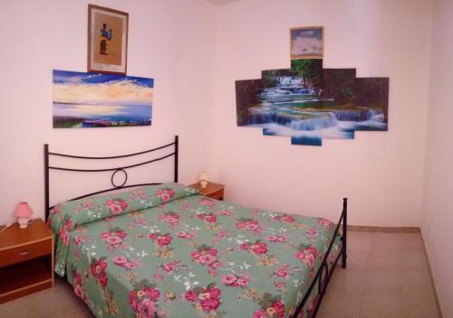 ラ・カレッタにあるAppartamentino-La Calettaのベッドルーム1室(ベッド1台付)