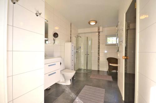 Ett badrum på Sudersand Resort