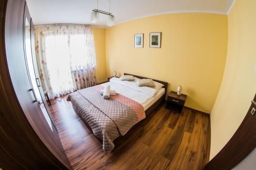 a bedroom with a bed and a window at Apartamenty Centrum in Koszalin
