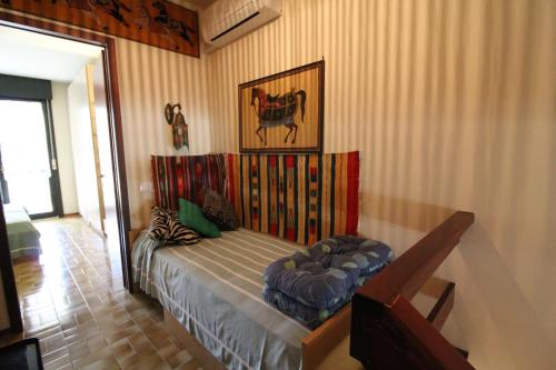 ein Schlafzimmer mit einem Bett in einem Zimmer in der Unterkunft Appartamenti Meridiana in Lignano Sabbiadoro