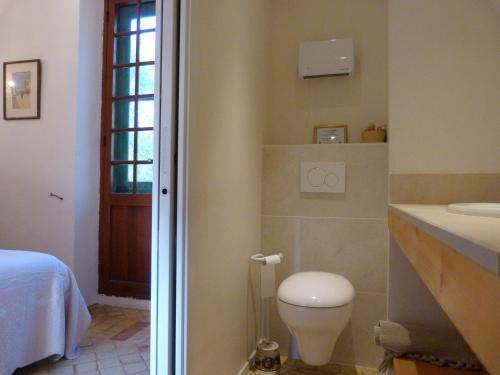 une salle de bain avec toilettes et lavabo dans l'établissement Lourmarin,Domaine de Casteuse Appartement LES OLIVIERS, à Lourmarin