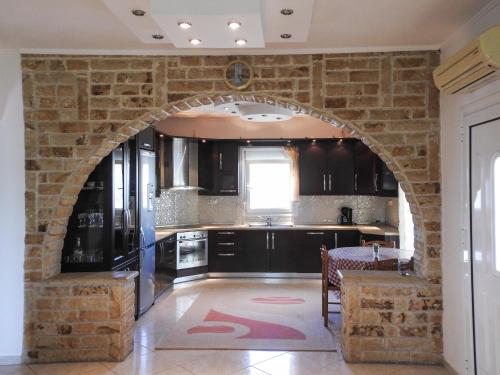 an archway in a kitchen with a brick wall at Villa Erasmia in Dhékarkhon