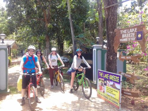 eine Gruppe von Personen, die vor einem Schild Fahrrad fahren in der Unterkunft Elephant safari Lodge sigiriya junction in Habarana