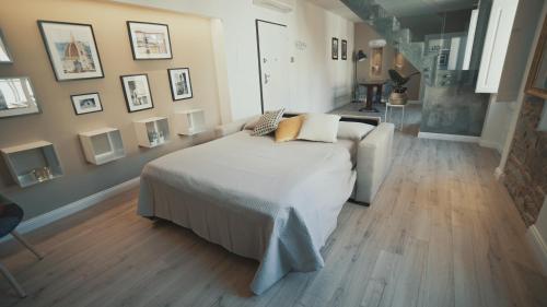 A bed or beds in a room at Luxury apartment in city center