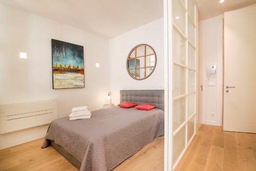 Un dormitorio con una cama con almohadas rojas. en Lisbon Rouge Apartment in the Lisbon Heart en Lisboa
