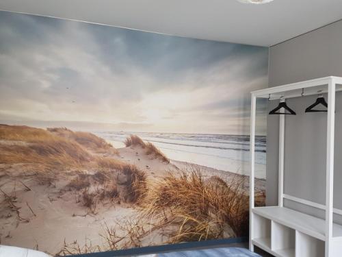 - une peinture murale représentant la plage dans une chambre dans l'établissement 't Zandmanneke, à Ostende