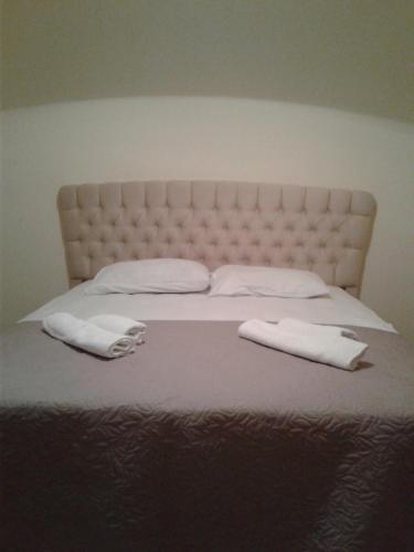 Llit o llits en una habitació de Gonio Apsaros House