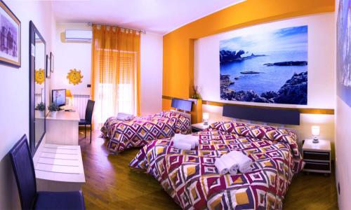 Habitación de hotel con 2 camas y escritorio en Solaris B&B, en Milazzo