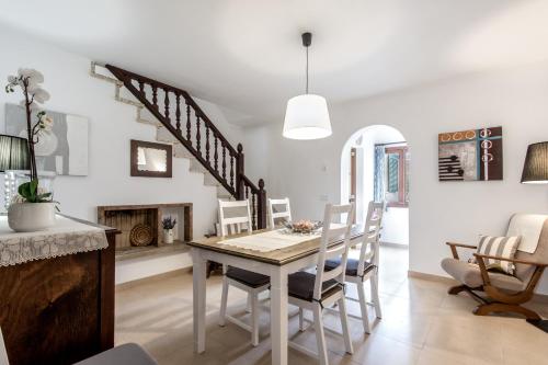 Posezení v ubytování Townhouse Lleo 72 By homevillas360