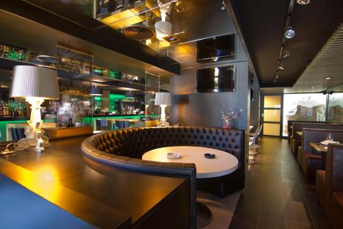 a bar with a bench and a table in a room at Casa Amando in Somozas