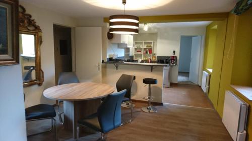 eine Küche und ein Esszimmer mit einem Tisch und Stühlen in der Unterkunft Alsace Randonnee ou Ski Bel appartement in Grendelbruch