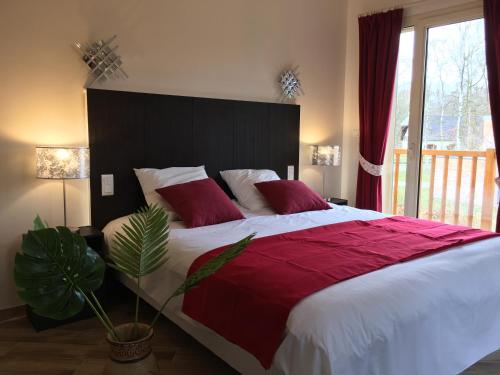 フォルジュ・レゾーにあるAu Charme du Lac Piscineのベッドルーム1室(赤毛布付きの大型ベッド1台付)