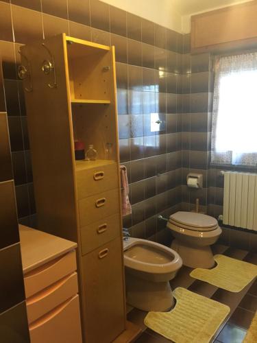een badkamer met een toilet en een wastafel bij Milan in Vittuone