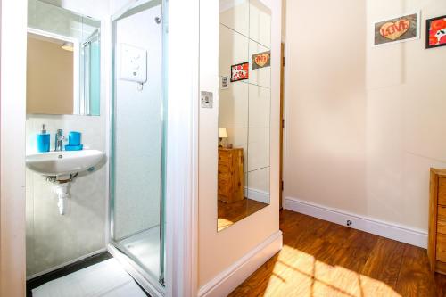 Um banheiro em Private en-suite Room @ Liverpool street, Brick Ln