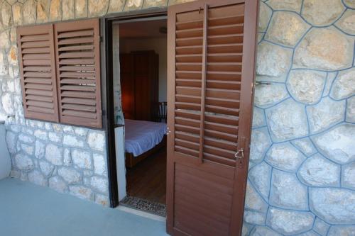 ein Zimmer mit einer offenen Tür und einem Schlafzimmer in der Unterkunft Apartments Bili in Starigrad-Paklenica