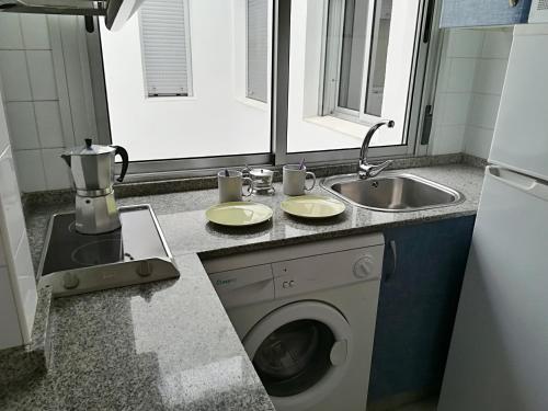 タリファにあるMoguz Flatのキッチン(洗濯機、シンク付)