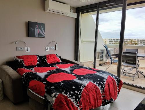カップ・ダグドにあるCap d'Agde Naturist Apartmentsのベッドルーム1室(ベッド1台付)が備わります。バルコニーの景色を望めます。