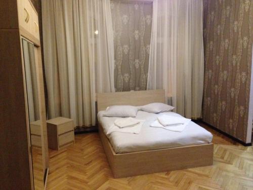 una camera da letto con un letto con due asciugamani sopra di Apartment SOFI a Tbilisi City