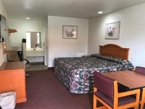 um quarto de hotel com uma cama e uma mesa em Nogalitos Motel em San Antonio