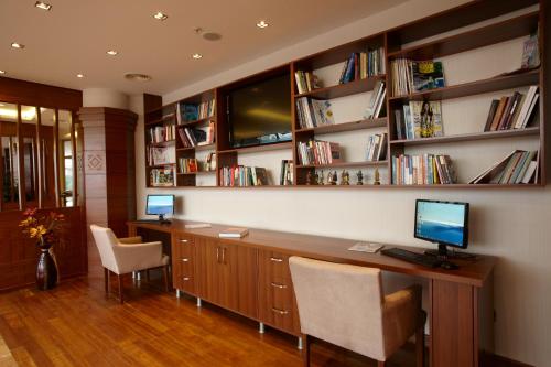 a office with a desk with a computer and chairs at dovsOtel in Manisa