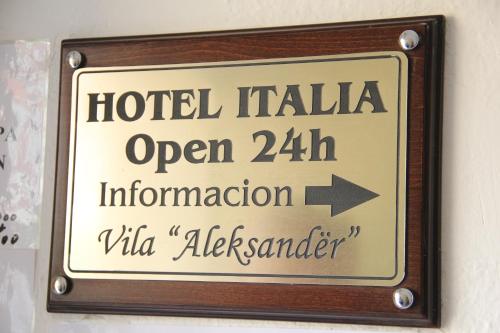 un cartel que lee la información del hotel italia en horario abierto vía albuquerque en Hotel Italia, en Tirana